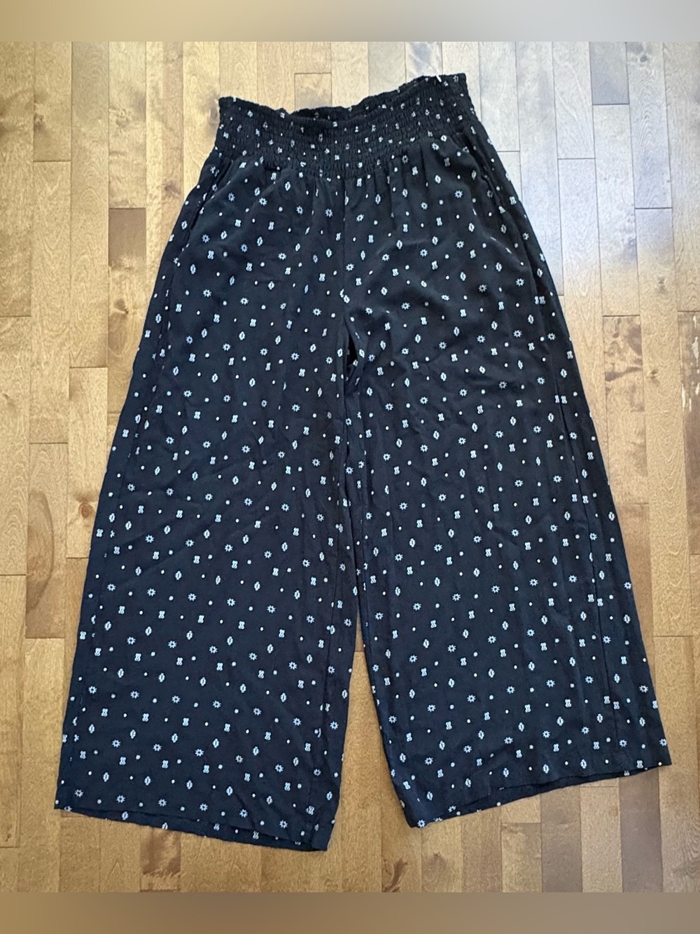 Torrid Black Geometric Printed Smocked Wide Leg Palazzo Pants – Size 1R (1X)